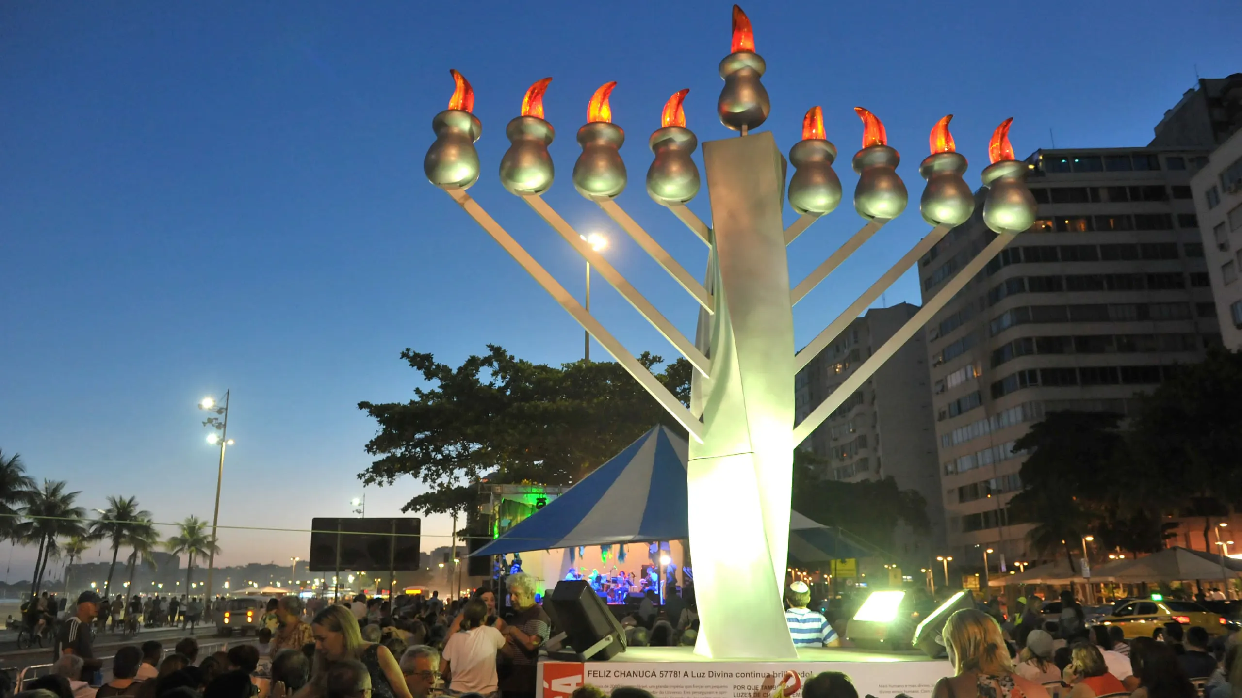 Gran Fiesta de Chanucá en la playa de Copacabana
