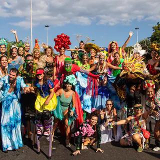 Ideias de looks para o Carnaval 2026: conforto, cor e criatividade para curtir a folia no Rio