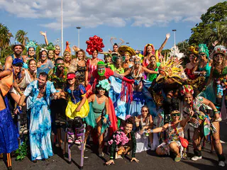 Ideias de looks para o Carnaval 2026: conforto, cor e criatividade para curtir a folia no Rio