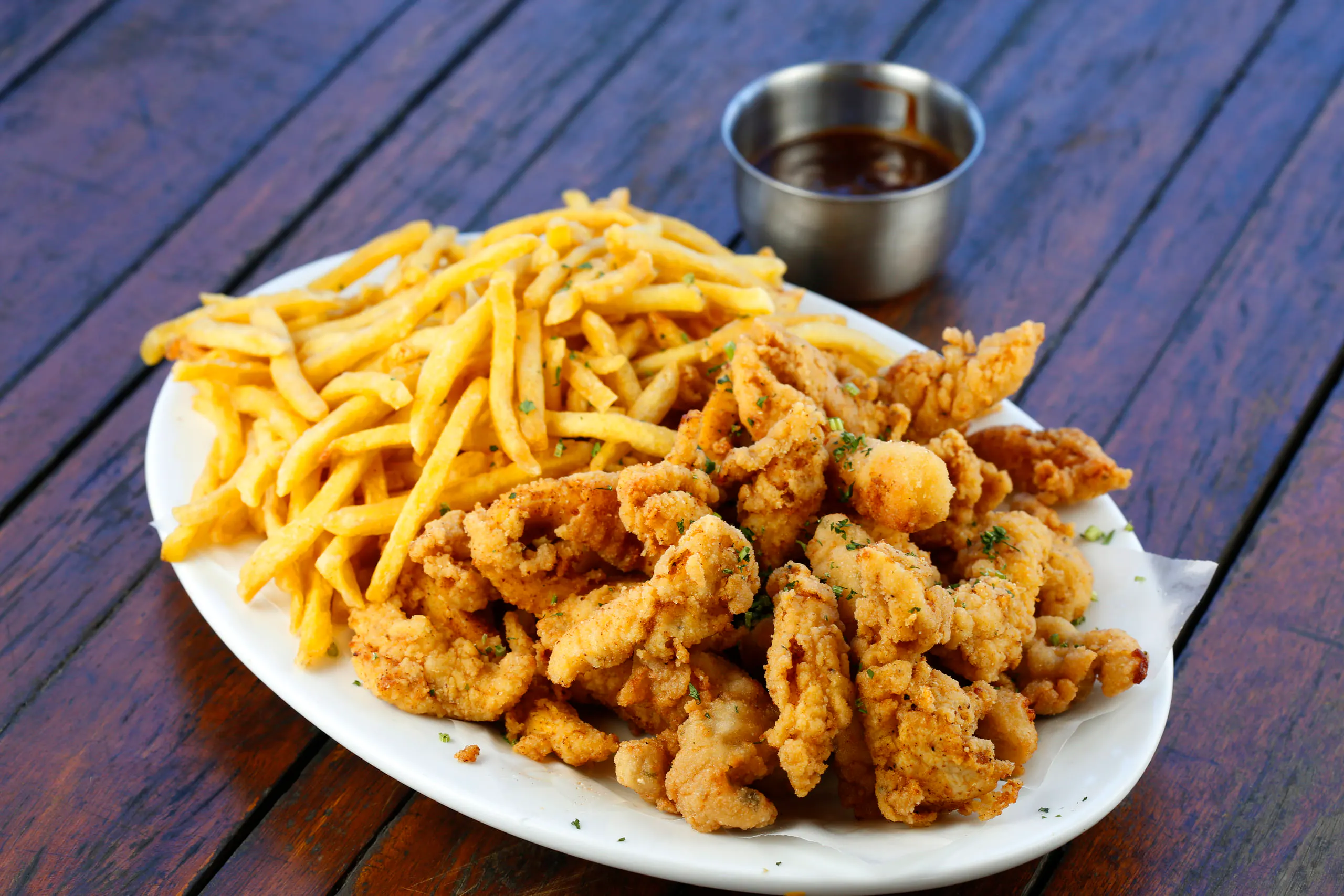 Gurione di pesce con Fritas: Pesce impanato Isca con patatine fritte e salsa di tartaro.
