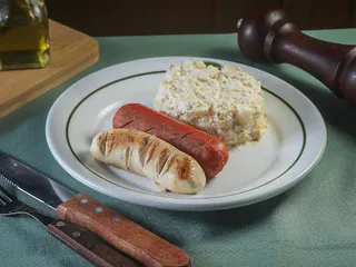 Hund: 1 Kalbswurst, 1 rote Wurst mit Kartoffelsalat