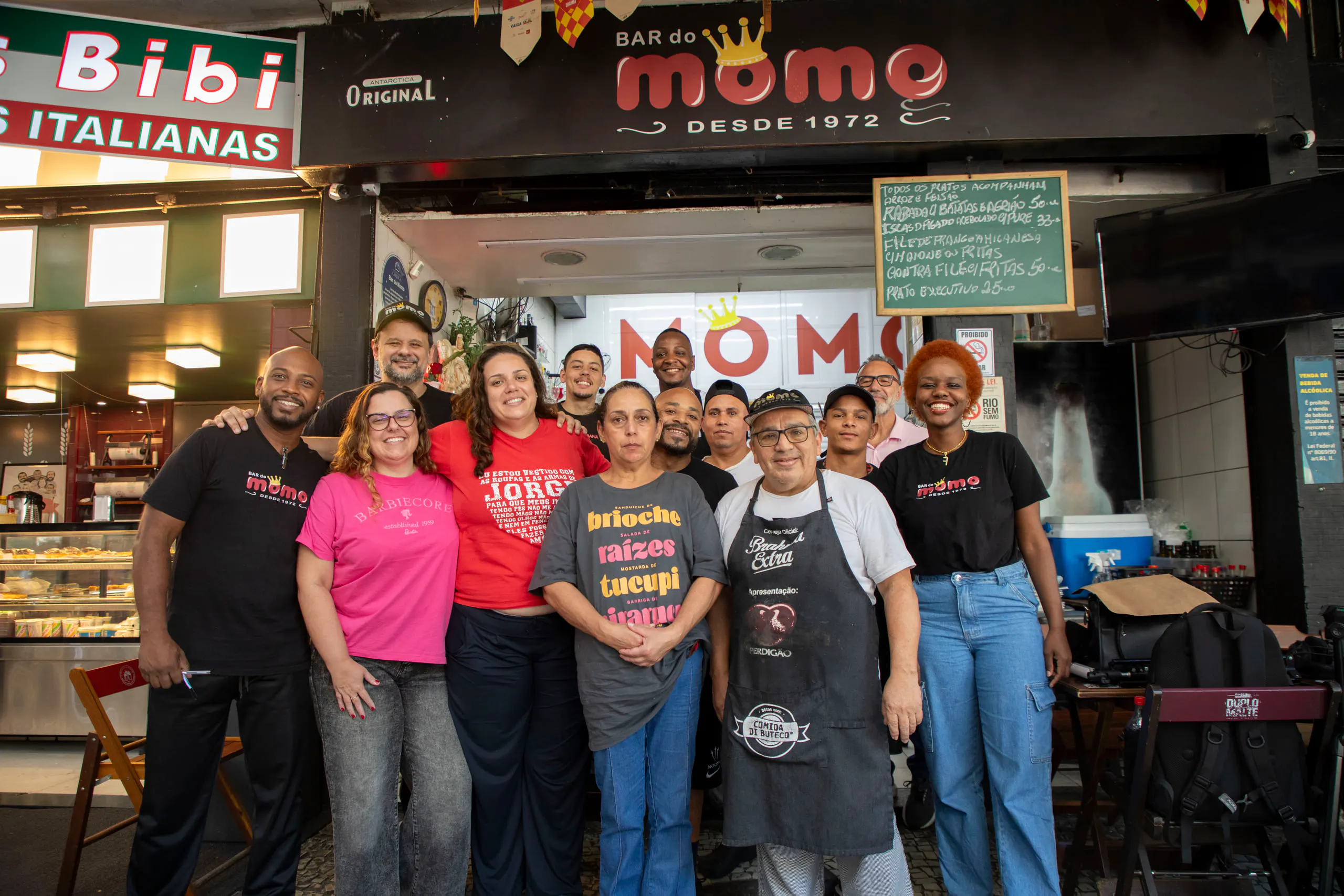 L'équipe du bar de Momo.