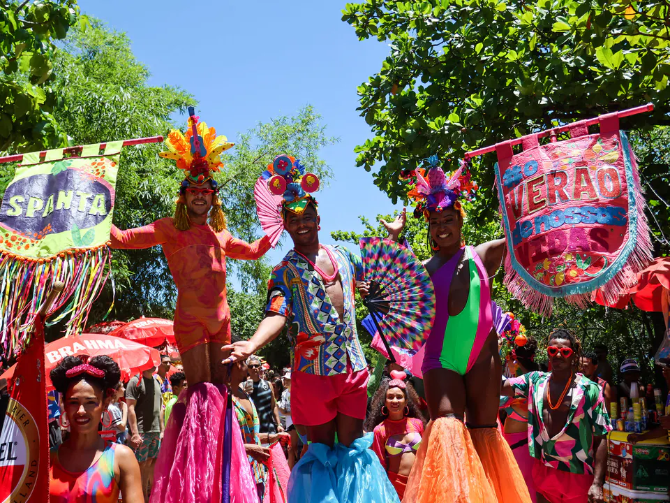 Spanta Neném e Tecnomacumba desfilam no Carnaval de Rua do Rio com homenagens e diversidade cultural