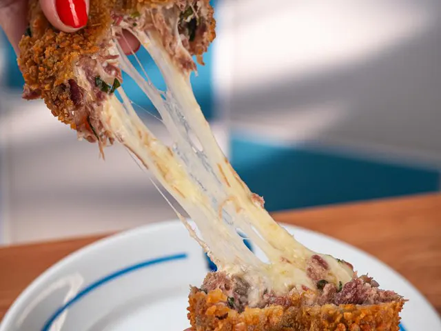 Maravilla de Carne Seca: Bollitos con masa de carne seca desfiada y refogada con catupiry, rellenados con muçarela y