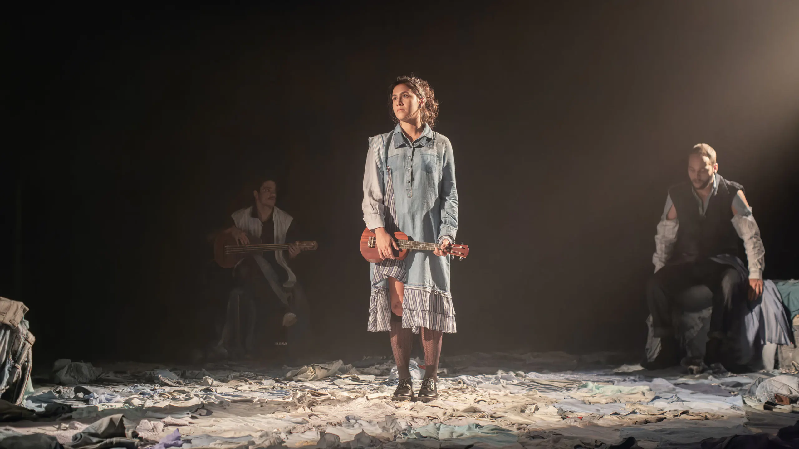 Algunas Coisa Falta Aquí en el Teatro Poeirinha
