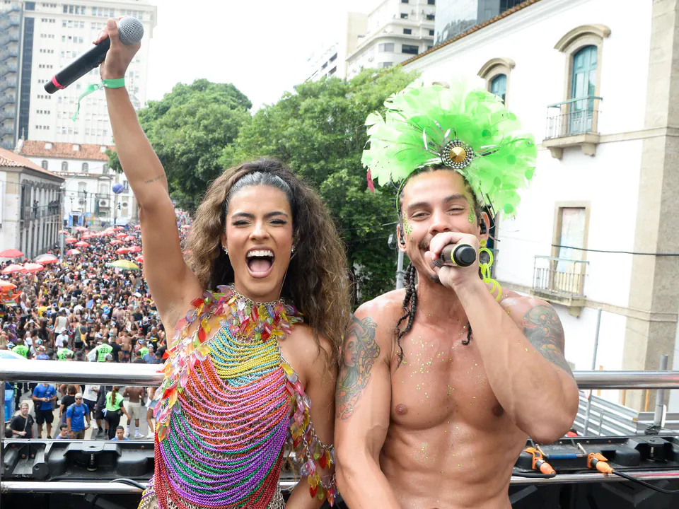 Com o batidão do funk, Bloco da Favorita reúne milhares de foliões no Centro do Rio