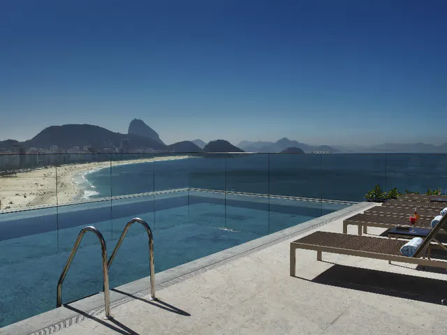 Innenpool mit Glasrand, Terrassen und Blick auf den Strand von Copacabana und Pão de Açúcar