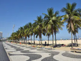 Familias Atípicas de Maré ocupan la playa de Copacabana