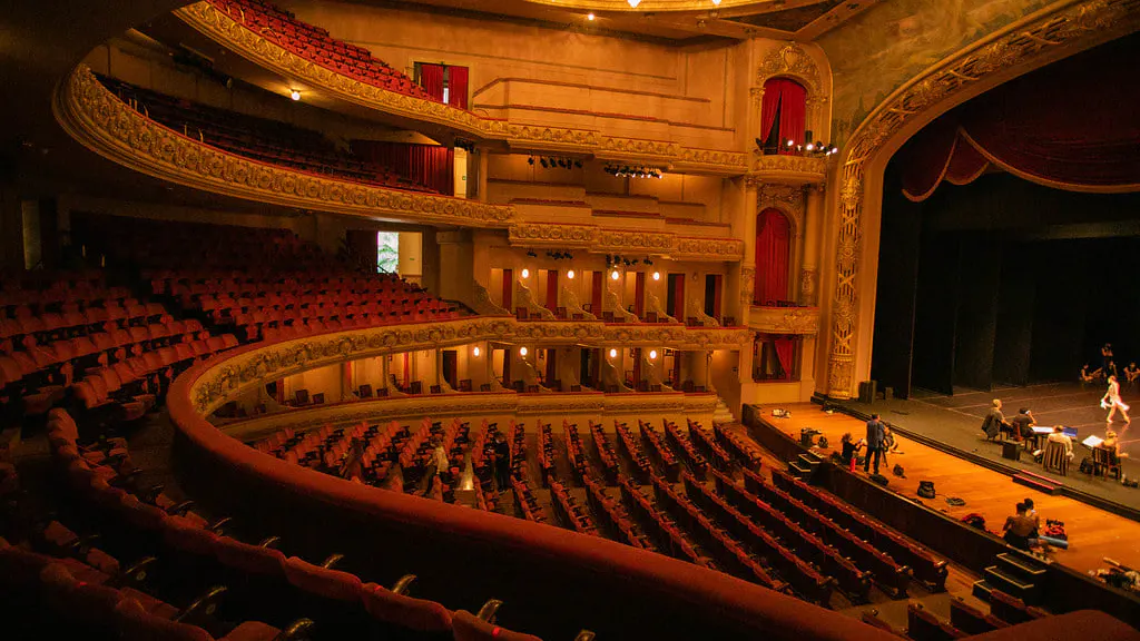 Theatro Municipal comemora 117 anos com programação gratuita e retorno de ópera histórica ao palco