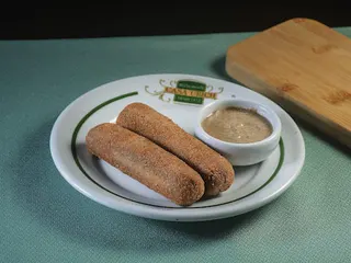 Deutsche Kroketten mit schwarzem Senf