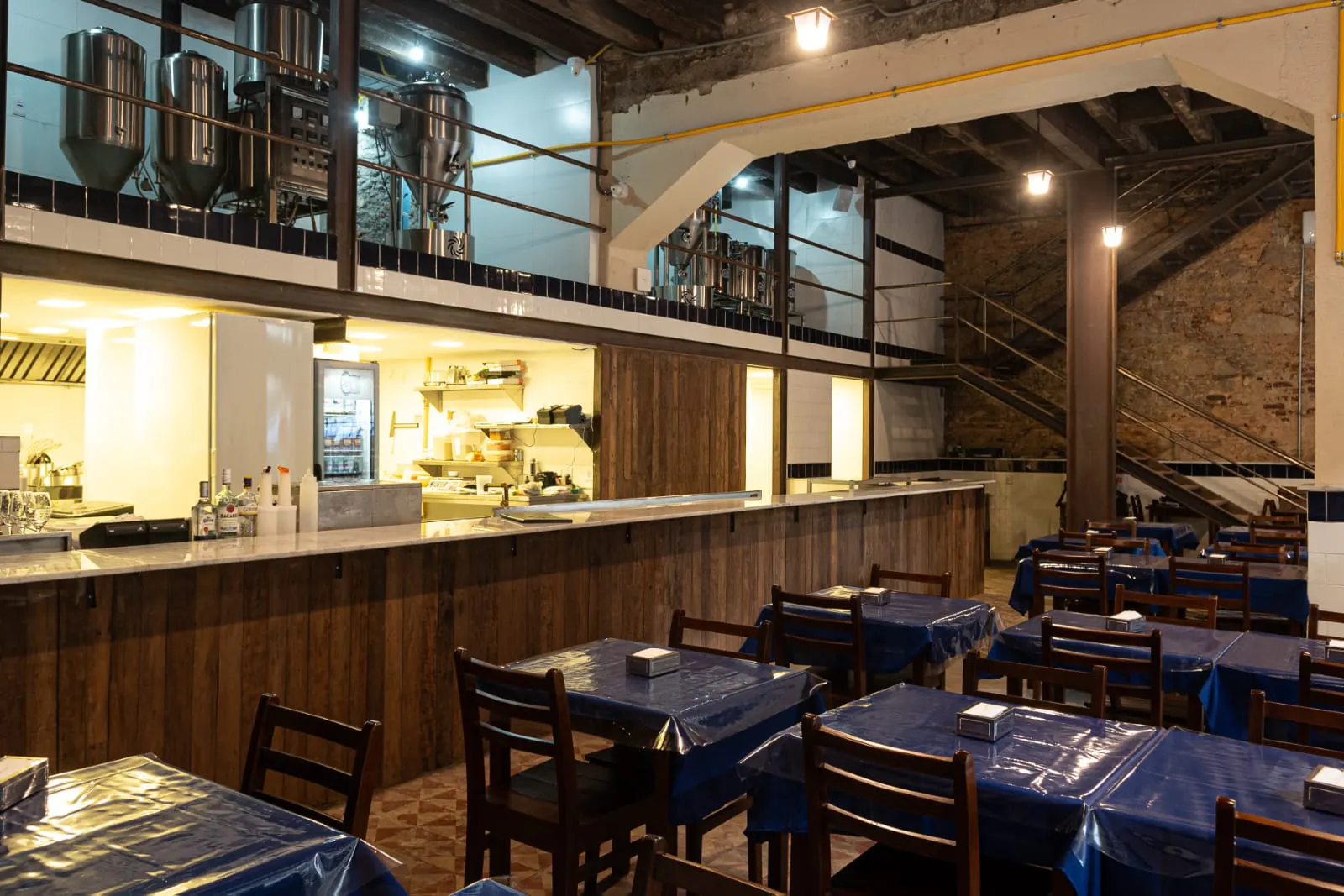 Dans la brasserie Elbow.