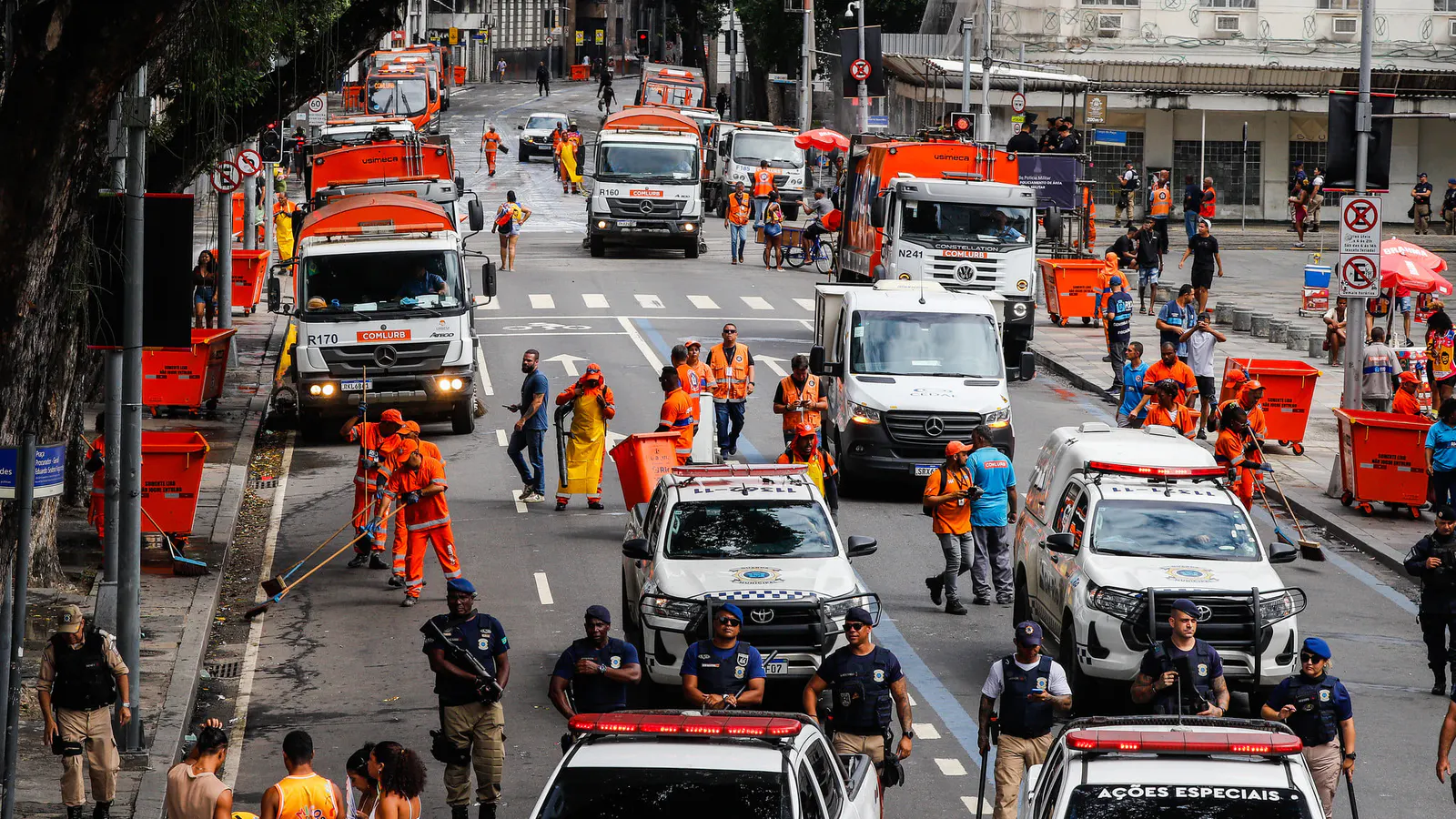 Garis, ambulantes, foliões e organizadores: personagens essenciais dos blocos de Rua