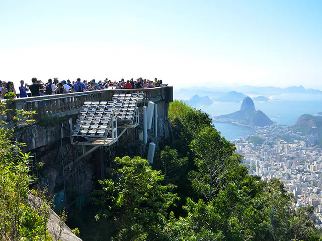Cristo Redentor de braços abertos visto de baixo