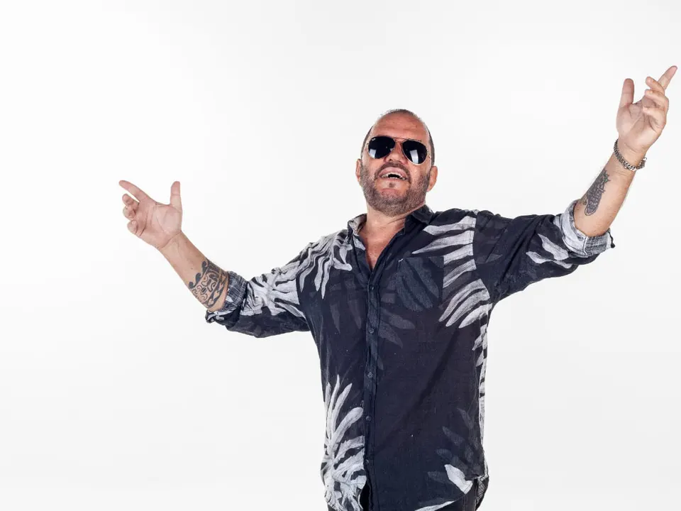 Toninho Geraes at the Rival Petrobras Theatre