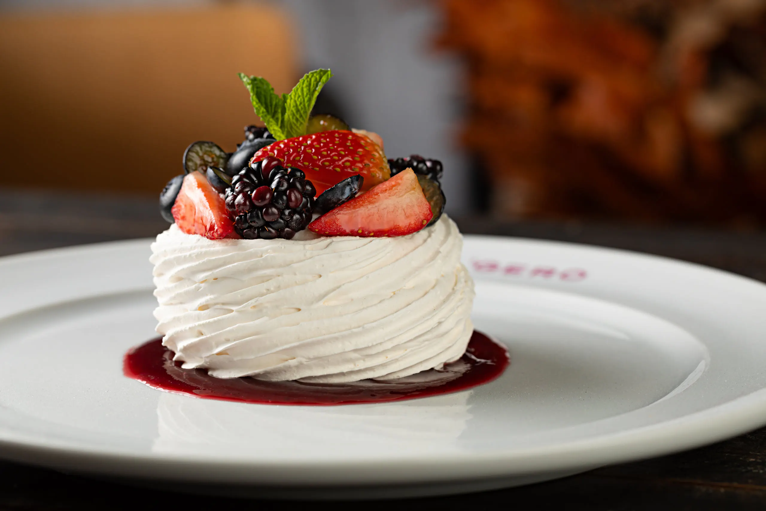 Pavlova con frutti rossi.