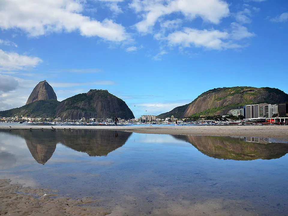 Pão de Açúcar、Urca、およびBotafogo Enseadeから見たバビロンのmorons