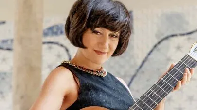 “Os Olhos de Nara Leão”, com Zeze Polessa, no Teatro Clara Nunes