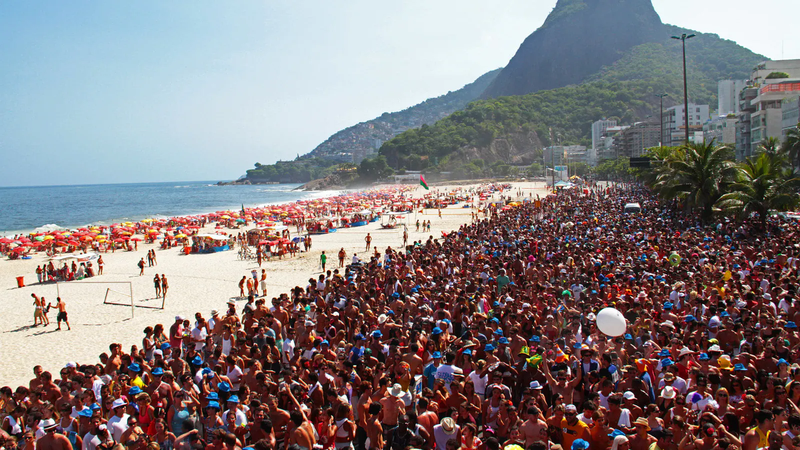 Do rock ao maracatu: blocos do Rio tocam músicas para todos os gostos