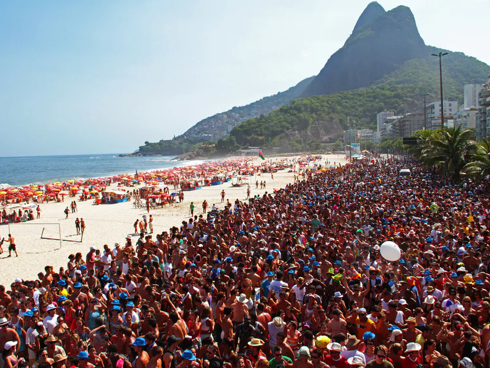 Do rock ao maracatu: blocos do Rio tocam músicas para todos os gostos