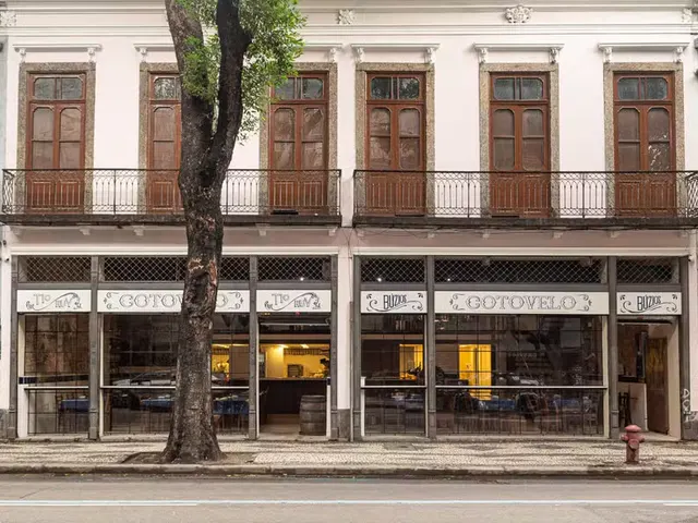 Fachada da Choperia Elbow, qui occupera deux vestiges historiques sur Rua da Carioca.