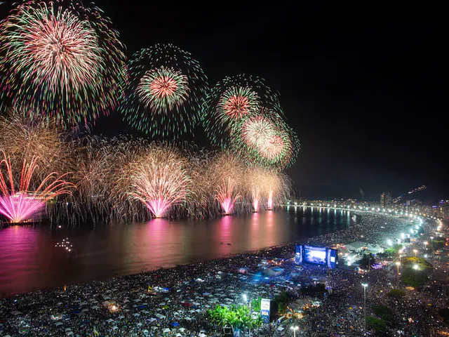 Multidão de branco na praia na noite de Réveillon